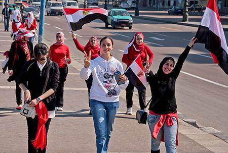 Jeunes filles se rendant en manif en Égypte, 8 mars 2011