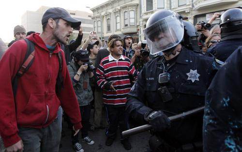 Face à face avant les affrontements à Oakland.