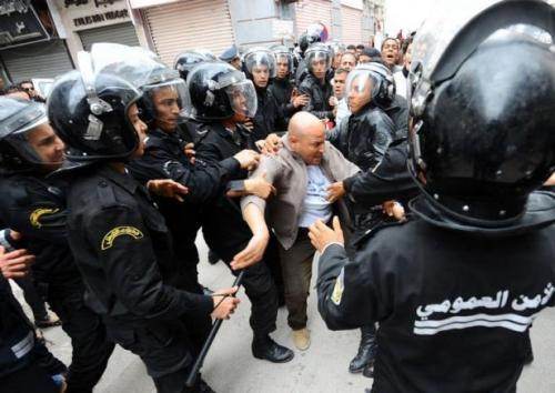 Interpellation d'un manifestant contre le chômage, à Tunis, le 7 avril (Fethi Belaid/AFP).