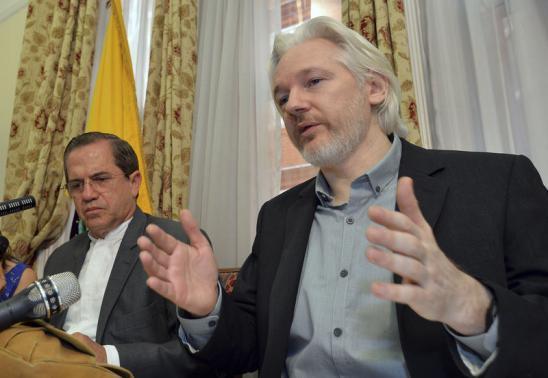 Julian Assange, le 18 août 2014, en compagnie de Ricardo Patino, ministre des affaires étrangères de l&#039;Équateur
