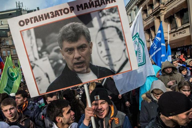 La pancarte qui accuse Nemtsov d&#039;avoir organisé Maïdan. Moscou le 21 février 2015.