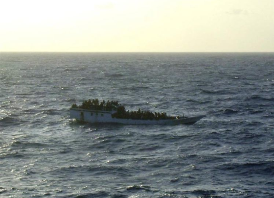Un boat-people photographié par les garde-côtes australiens le 27 juin 2012 près de l&#039;île de Christmas. © Reuters
