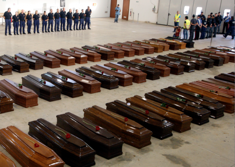 Les cercueils des victimes du naufrage du 3 octobre ont été rassemblés dans un hangar près de l&#039;aéroport de Lampedusa. © Reuters