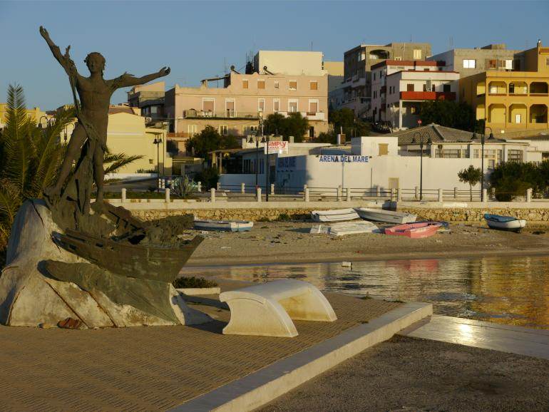 Une statue érigée en hommage aux migrants échoués aux abords de Lampedusa.