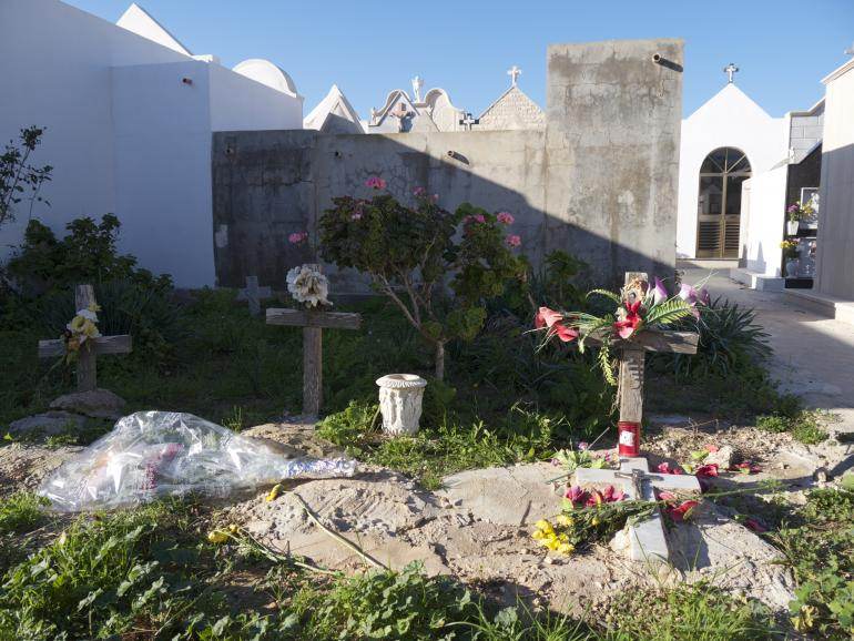 Dans le cimetière de Lampedusa, d&#039;anciennes tombes de migrants refleuries à l&#039;occasion du naufrage du 3 octobre. (CF)