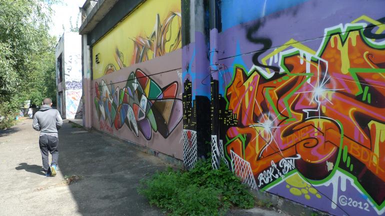 D&#039;immenses graffitis à la sortie de l&#039;usine. (CF)