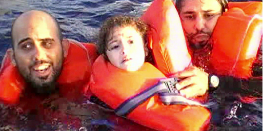 Une famille syrienne sauvée en Méditerranée. © Corriere Della Sera (23/09/2014)