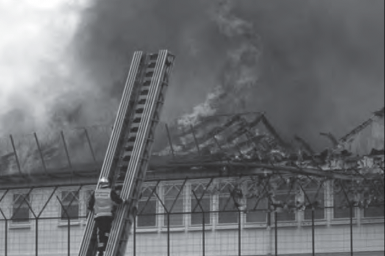 Le CRA de Vincennes en flammes, le 22 juin 2008.