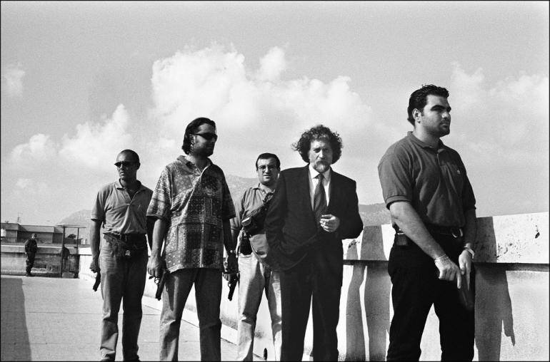 Palerme, 1998. La photographe Letizia Battaglia saisit Roberto Scarpinato avec son escorte policière. © DR