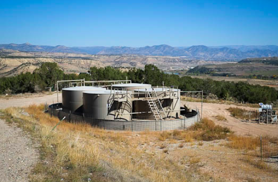 Puits et stockage de gaz de schiste autour de Battlement Mesa, dans le Colorado (©TC).