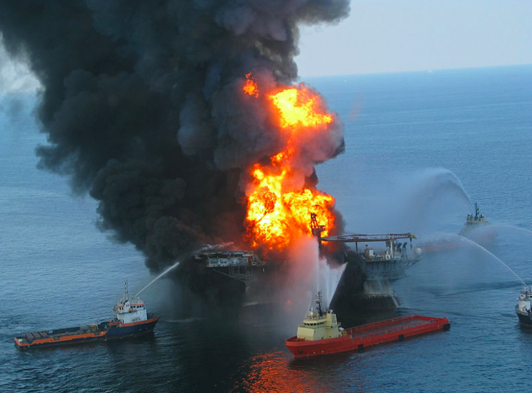 Les restes en feu de la plateforme Deep Water Horizon, 20 avril 2011 (Wikicommons).