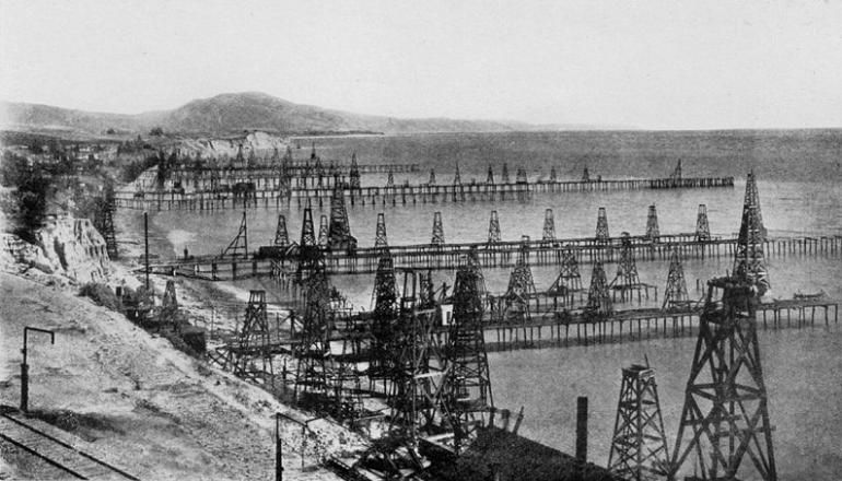 Puits pétroliers, Summerland, Californie vers 1915 (Wikicommons).