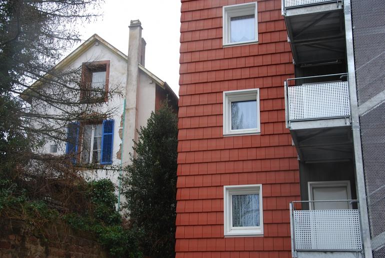 Deux habitations côte à côte, deux époques, février 2014 (JL).