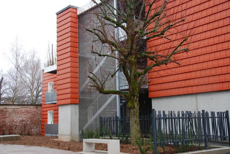 Façade de l&#039;immeuble Jules-Ferry, à Saint-Dié-des-Vosges, février 2014 (JL).