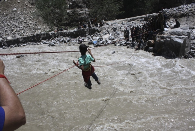 Des soldats sauvent un enfant des eaux en crue dans l&#039;Uttarakhand, en juin 2013 (Reuters).