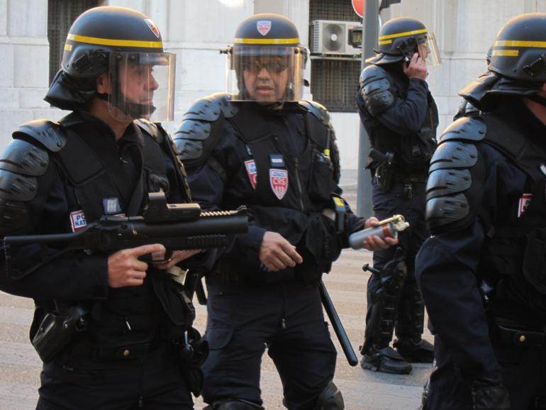CRS armé d'un LBD 40 lors d'une manifestation à Marseille en juin 2013.