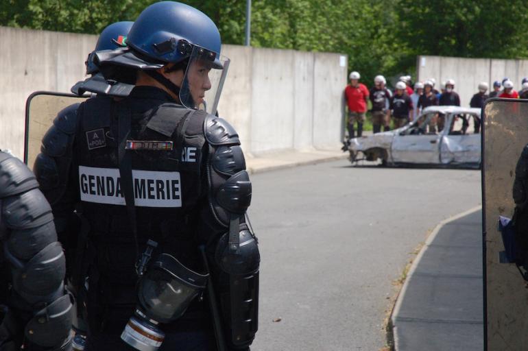 Exercice au centre national d&#039;entraînement des forces de gendarmerie à Saint-Astier