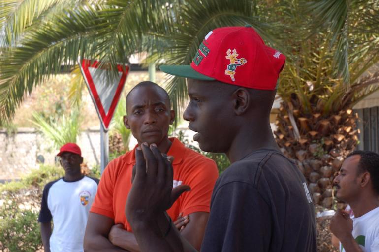 Derrière Mustapha, ce 7 juillet 2015, un interprète traduit ses paroles en italien