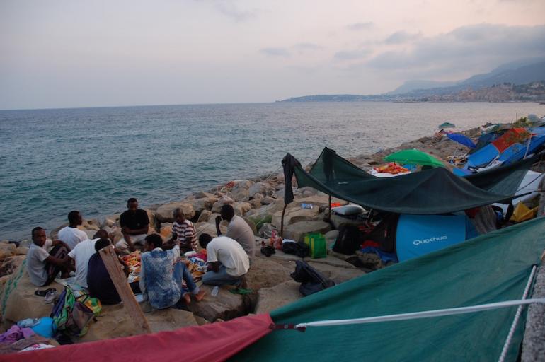 Sur les rochers de Vintimille, les hommes attendant 21h20 pour rompre le jeûne, le 8 juillet 2015