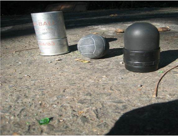 Projectile de lanceur de balle de défense photographié par un militant.