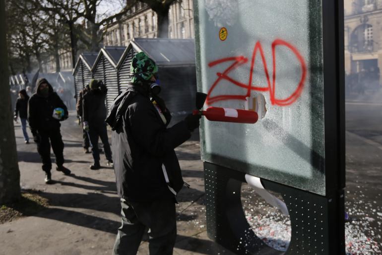 Un manifestant brise une glace enmarge de la manifestation du 22 février 2014. Un manifestant brise une glace enmarge de la manifestation du 22 février 2014.