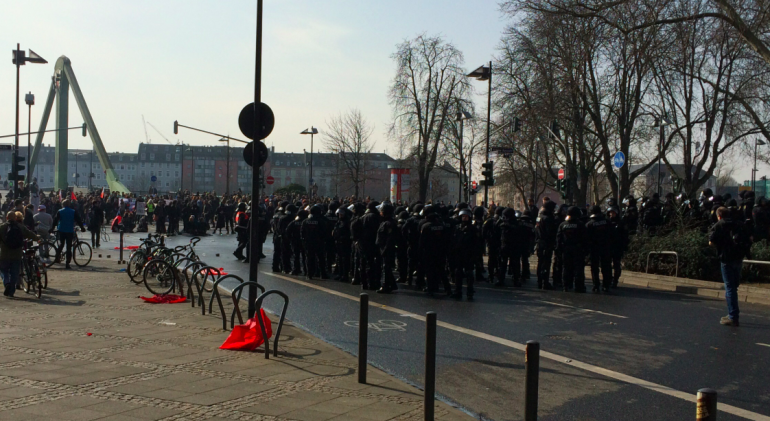 Des policiers s&#039;apprêtent à intervenir pour forcer un « blocage ».