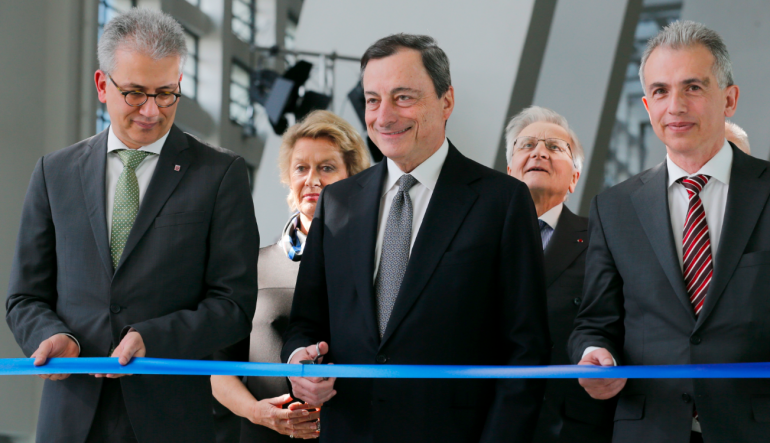 Mario Draghi a bien inauguré mercredi matin le nouveau siège de la BCE (avec Jean-Claude Trichet à l&#039;arrière-plan). ©Reuters.