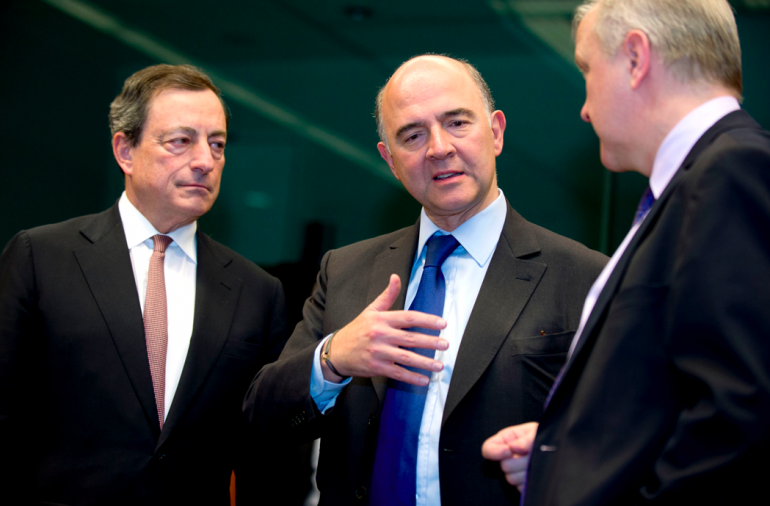 Pierre Moscovici, en marge d'un Eurogroupe à Bruxelles, en mars 2014, sous l'œil de Mario Draghi (BCE). ©CE. Pierre Moscovici, en marge d'un Eurogroupe à Bruxelles, en mars 2014, sous l'œil de Mario Draghi (BCE). ©CE.