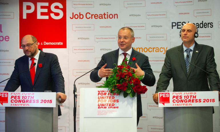 L & # 039; Martin Schulz (a sinistra) e Sergei Stanishev bulgaro (al centro) al Congresso SPI di Budapest nel 2015. L & # 039; Martin Schulz (a sinistra) e Sergei Stanishev bulgaro (al centro) al Congresso SPI di Budapest nel 2015.