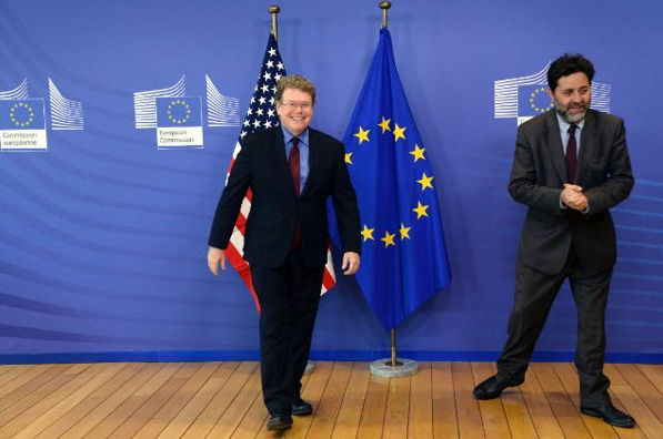 Les chefs de file des négociations pour les Etats-Unis (à gauche) et pour l&#039;UE.