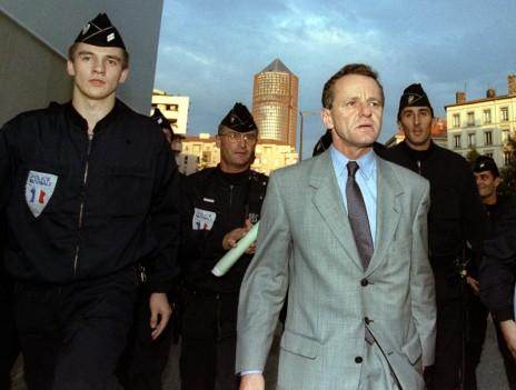 1995. Alain Carignon quitte le tribunal de Lyon après son procès pour corruption.