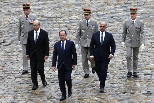 De gauche à droite: Jean-Yves Le Drian (ministre de la défense), François Hollande, Kader Arif