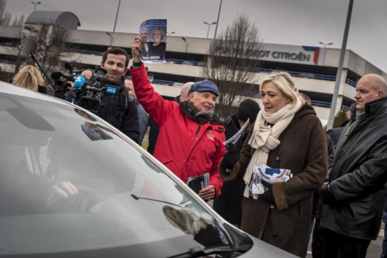 Marine Le Pen, devant PSA Sochaux, le 23 janvier