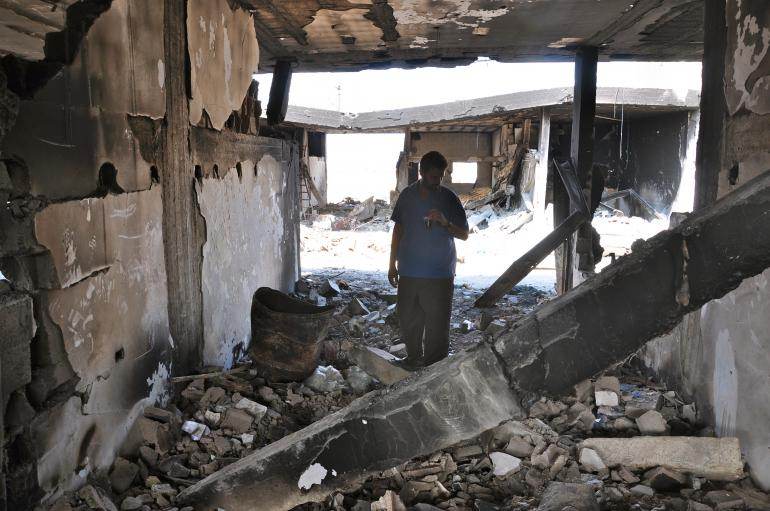 Miflih Abu Ryala contemple l'un de ses entrepôts détruits au port de Gaza, septembre