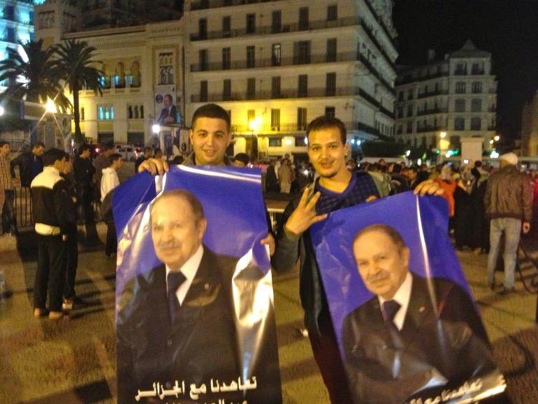 Des partisans d'Abdelaziz Bouteflika fêtent sa victoire, dans la nuit du jeudi 17 au vendredi 18 avril, à Alger. 