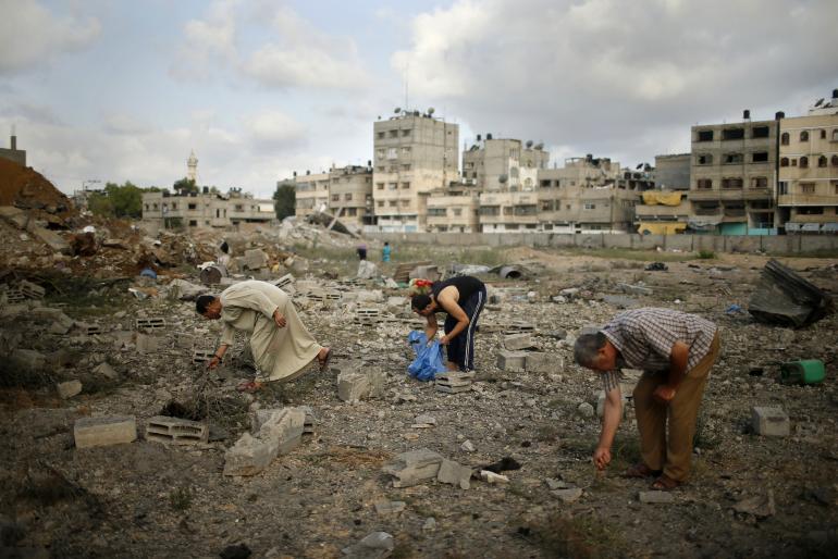 Des habitants de Gaza cherchent les restes des corps, après un bombardement israélien, le 13 juillet.