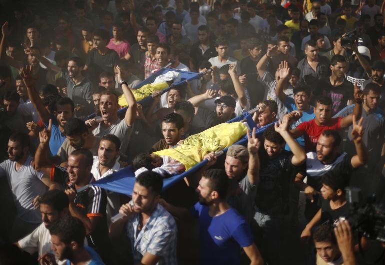 Des habitants de Gaza portent les corps de deux des quatres enfants tués sur la plage par l'armée israélienne, le 16 juillet Des habitants de Gaza portent les corps de deux des quatres enfants tués sur la plage par l'armée israélienne, le 16 juillet