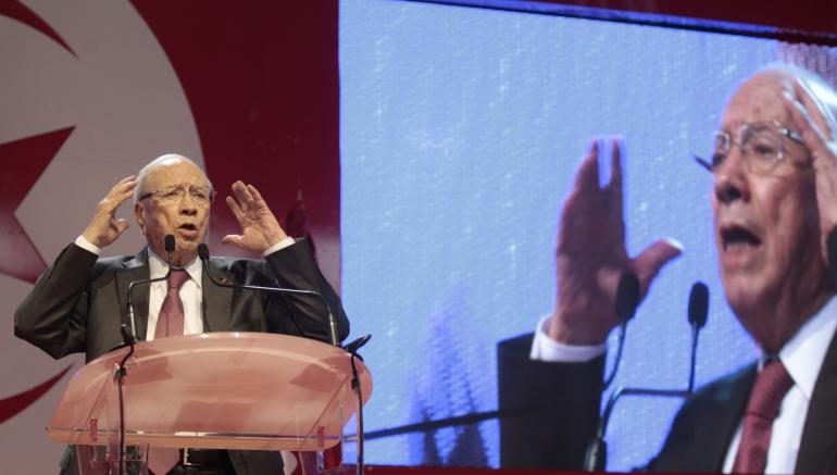 Le candidat de Nida Tounes, Béji Caïd Essebsi, lors d'un meeting à Beja, en Tunisie, lundi 17 novembre. Le candidat de Nida Tounes, Béji Caïd Essebsi, lors d'un meeting à Beja, en Tunisie, lundi 17 novembre.