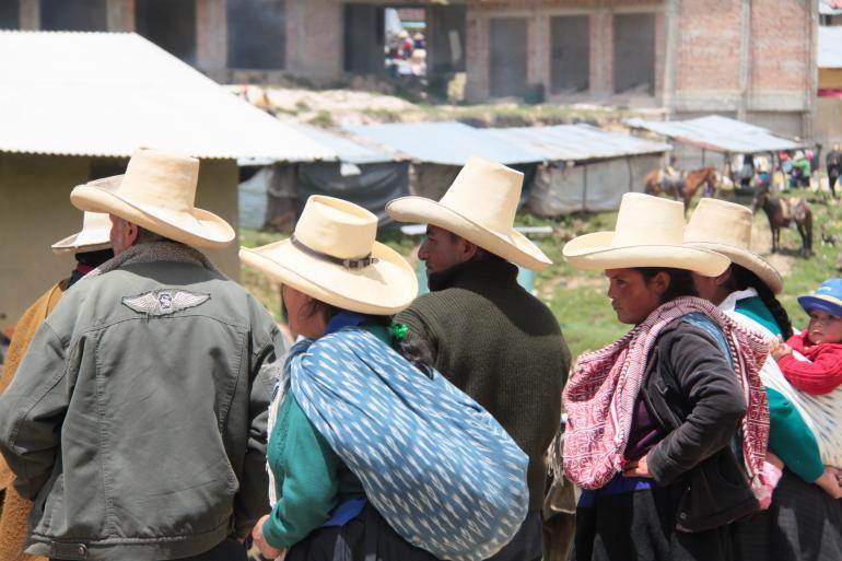 Des villageois de Cajamarca au marché du vendredi de Santa Rosa, épicentre commercial du district.