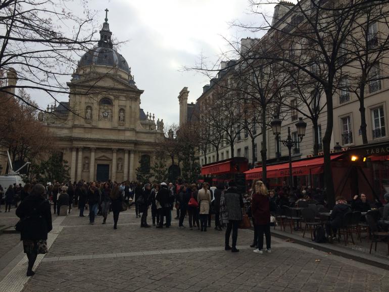 Place de la Sorbonne, lundi 16 novembre au matin.