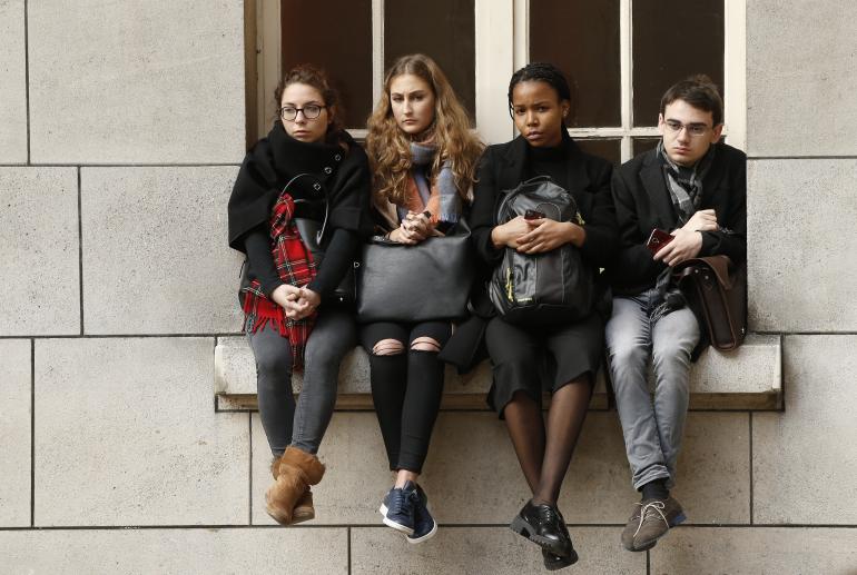 Les étudiants de la Sorbonne (Paris-V) observent une minute de silence, le lundi 16 novembre.