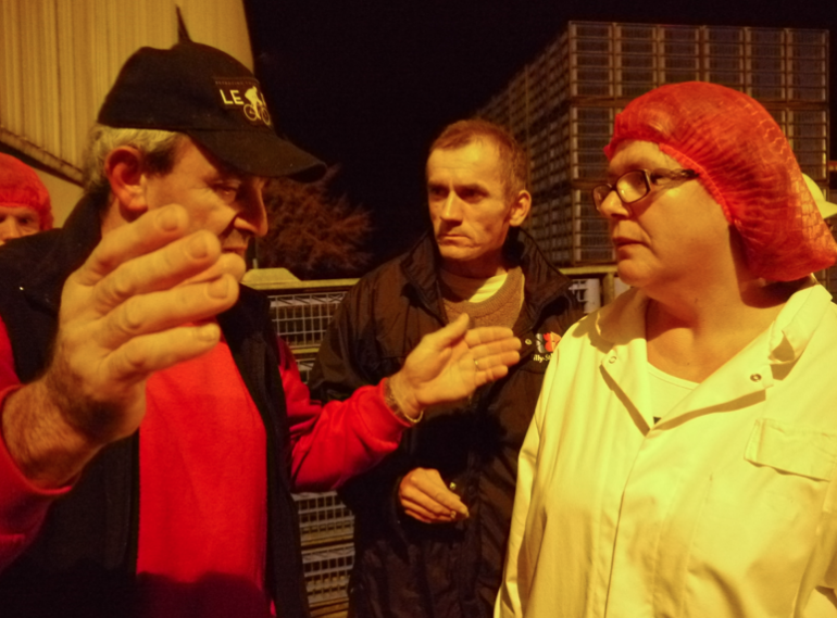 Trois heures du matin, sur le parking de l'usine, Jean-Claude veut durcir le ton Trois heures du matin, sur le parking de l'usine, Jean-Claude veut durcir le ton