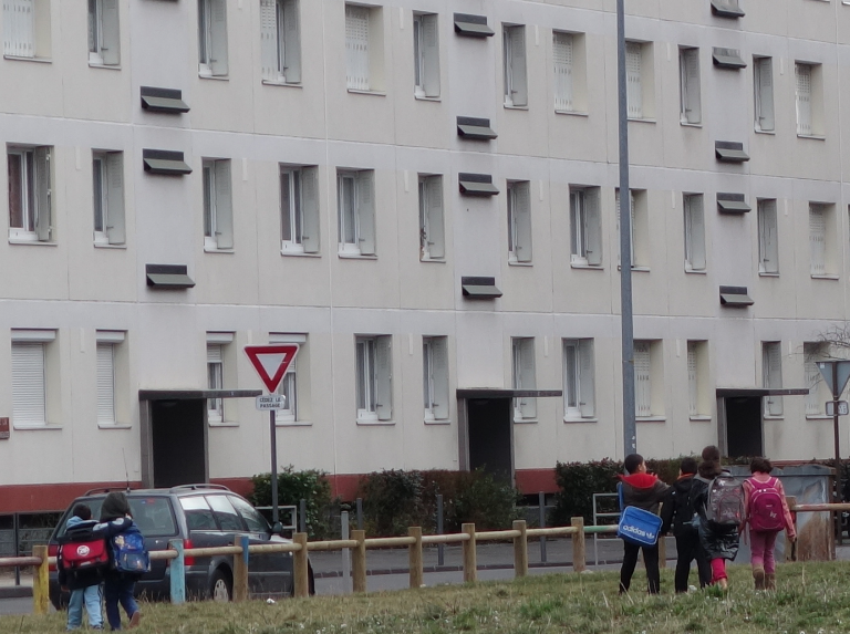 Sortie d'école dans les quartiers nord de Clermont-Ferrand.