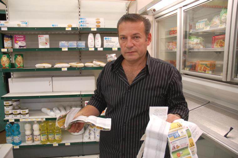 Ara Apinian présente les factures d&#039;achat d&#039;une demi-semaine de ravitaillement à l&#039;hypermarché