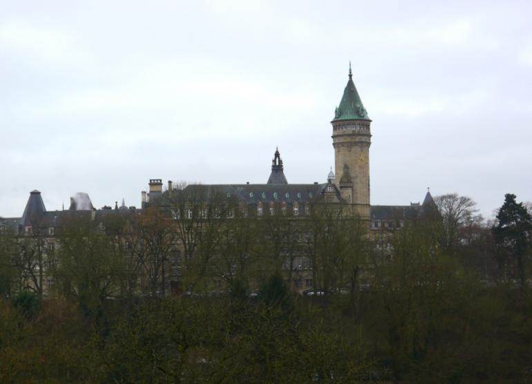 Cette tour, l&#039;un des emblèmes du Luxembourg, n&#039;est pas celle du château grand-ducal, mais celle de la Caisse d&#039;épargne...