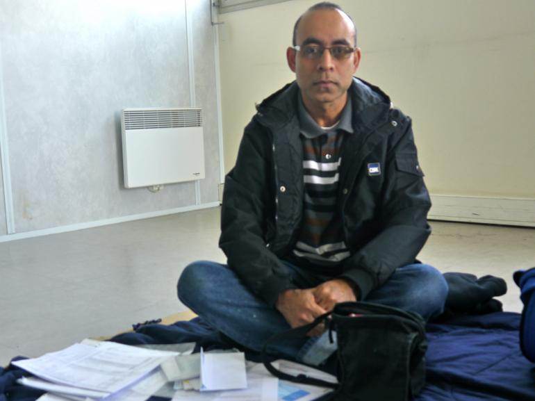 Ahmed Arif, au milieu de ses papiers administratifs