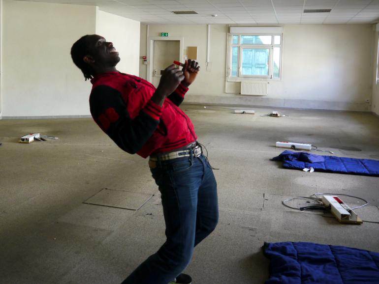 Issiaka Karamoko passe le temps en jonglant avec un marqueur