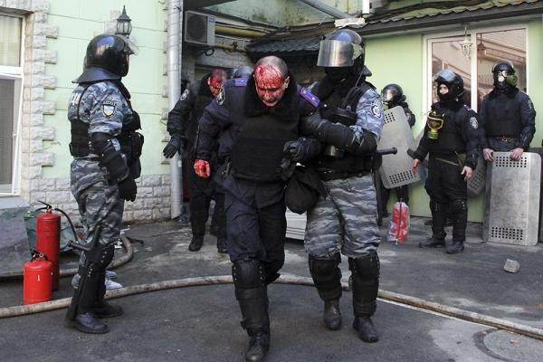 Journaux et télévisions russes ont massivement diffusé des images montrant des policiers et militaires ukrainiens blessés.