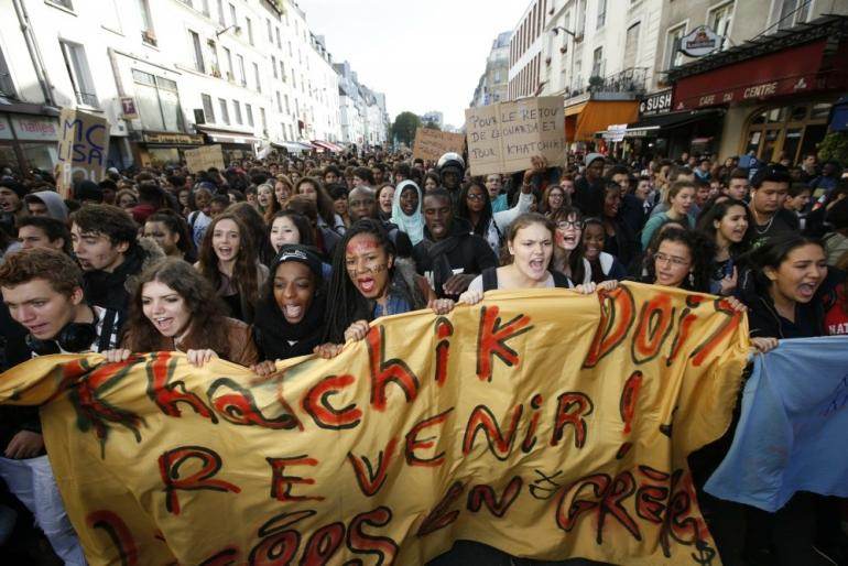 Des lycéens défilent à Paris le 17 octobre, contre l'expulsion d'élèves étrangers.