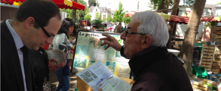Le candidat Emmanuel Maurel sur le marché de La Flèche. Le candidat Emmanuel Maurel sur le marché de La Flèche.